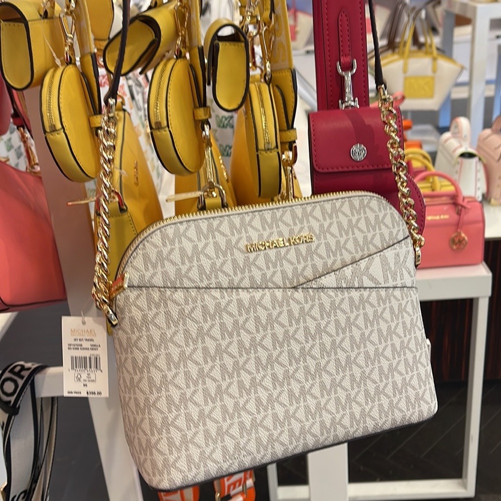 MICHAEL KORS Jet Set Medium Logo Dome Satchel Crossbody
Vanilla
NWT - Picture 11 of 16